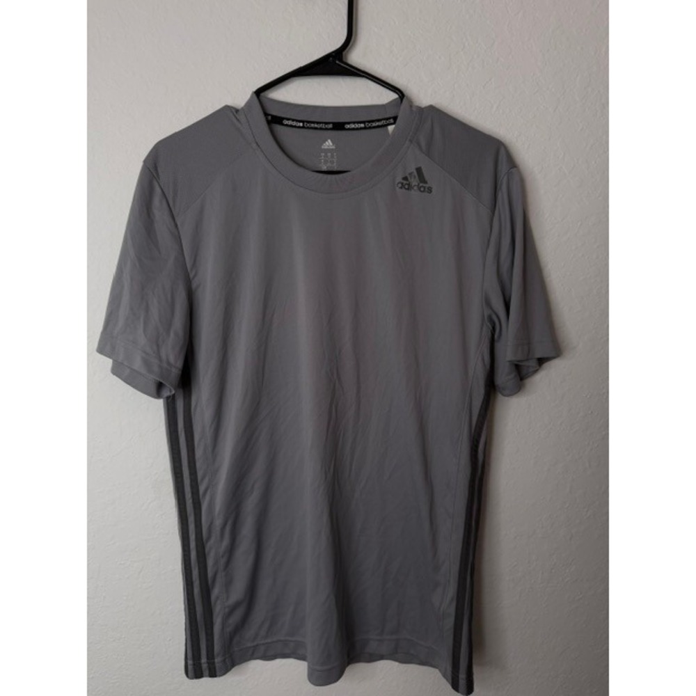 Adidas Basketball Mens Gray Short Sleeve Performance Shirt Medium 3 Stripe Logo